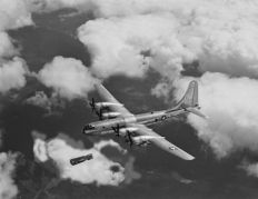 La bombe nucléaire américaine Little Boy, larguée par le Boeing B-29 Superfortress Enola Gay le 6 août 1945 à 8 h 15 sur Hiroshima au Japon